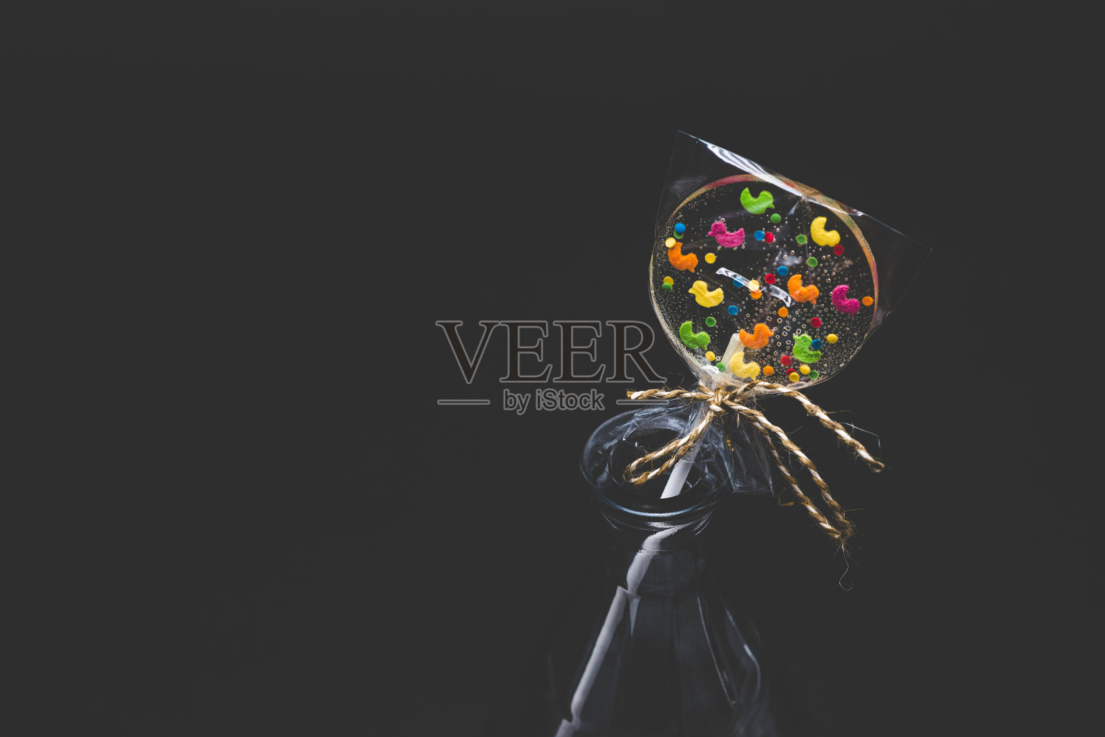 饮食卷曲的棒棒糖。透明且带有明亮的元素。照片摄影图片