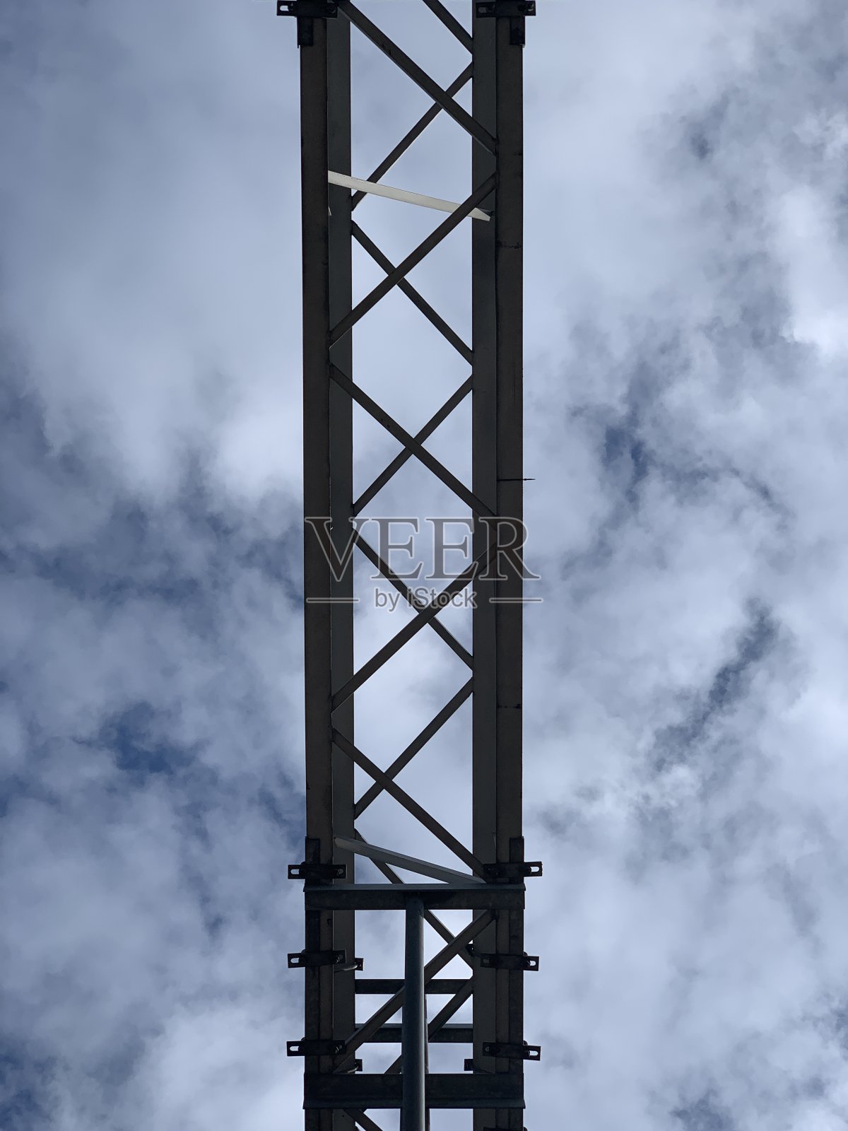 电力导体和设备来操纵火车，电力牵引动力对天空的天空照片摄影图片