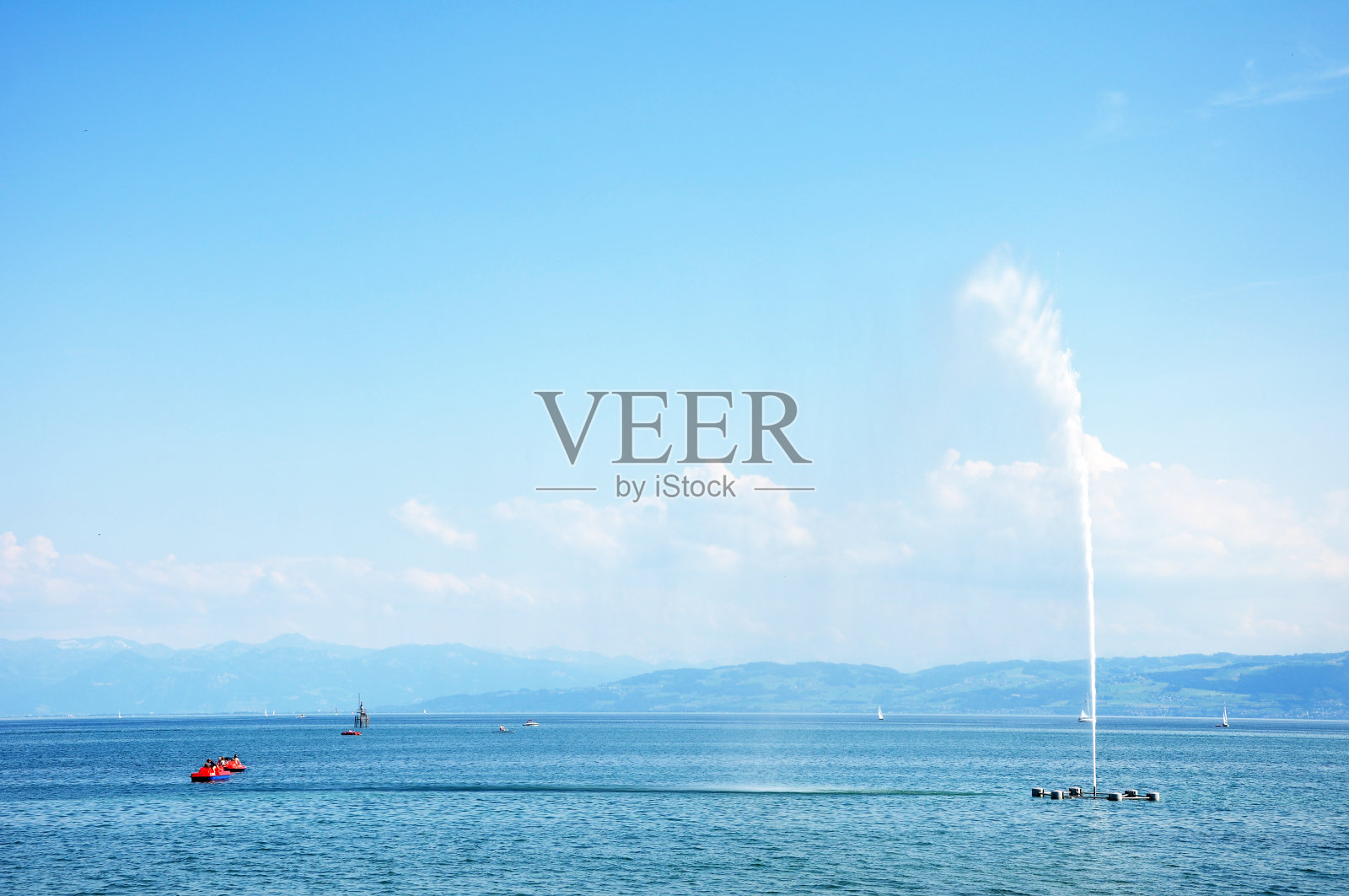 湖中的喷泉开始喷水照片摄影图片