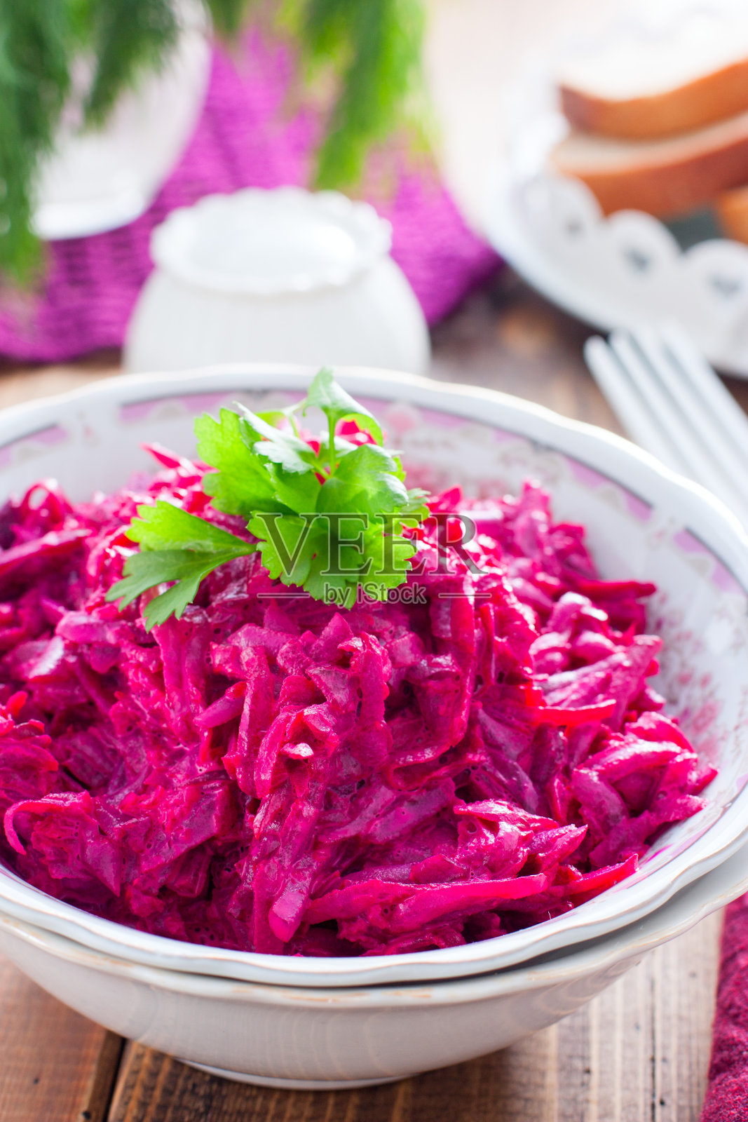 煮甜菜沙拉加大蒜和蛋黄酱，有选择的重点照片摄影图片