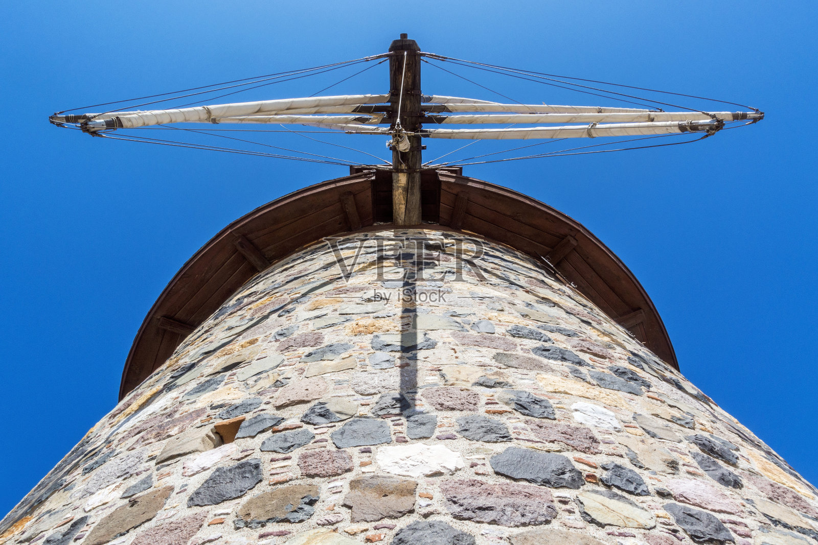 土耳其阿瓦利克纯达岛历史上著名的石制风车照片摄影图片