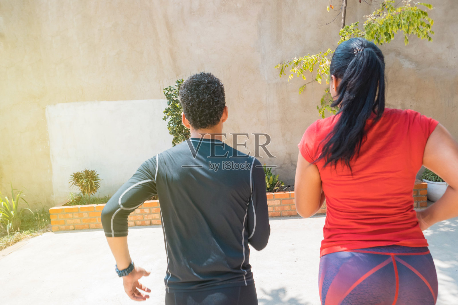后视图的年轻夫妇在一个阳光明媚的日子在公园跑步运动服照片摄影图片
