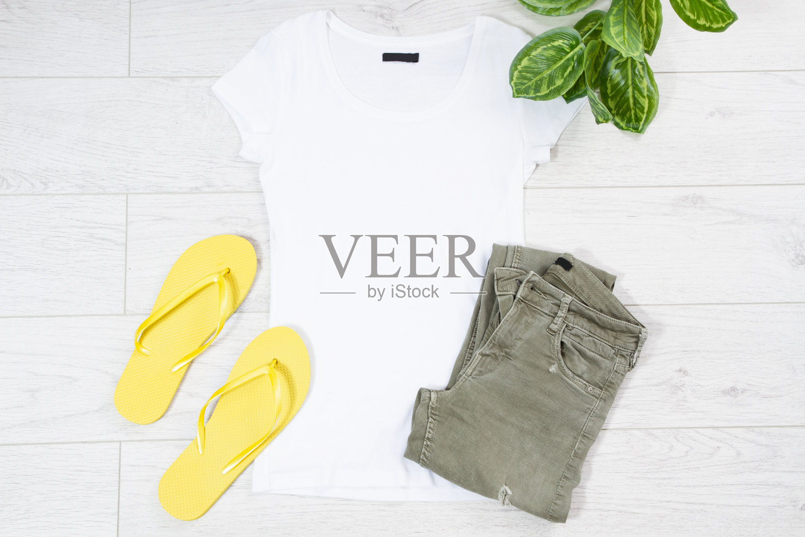 t恤俯视图，t恤模型，空t恤。夏季概念休闲装背景拷贝空间。木色背景上的空白衬衫照片摄影图片