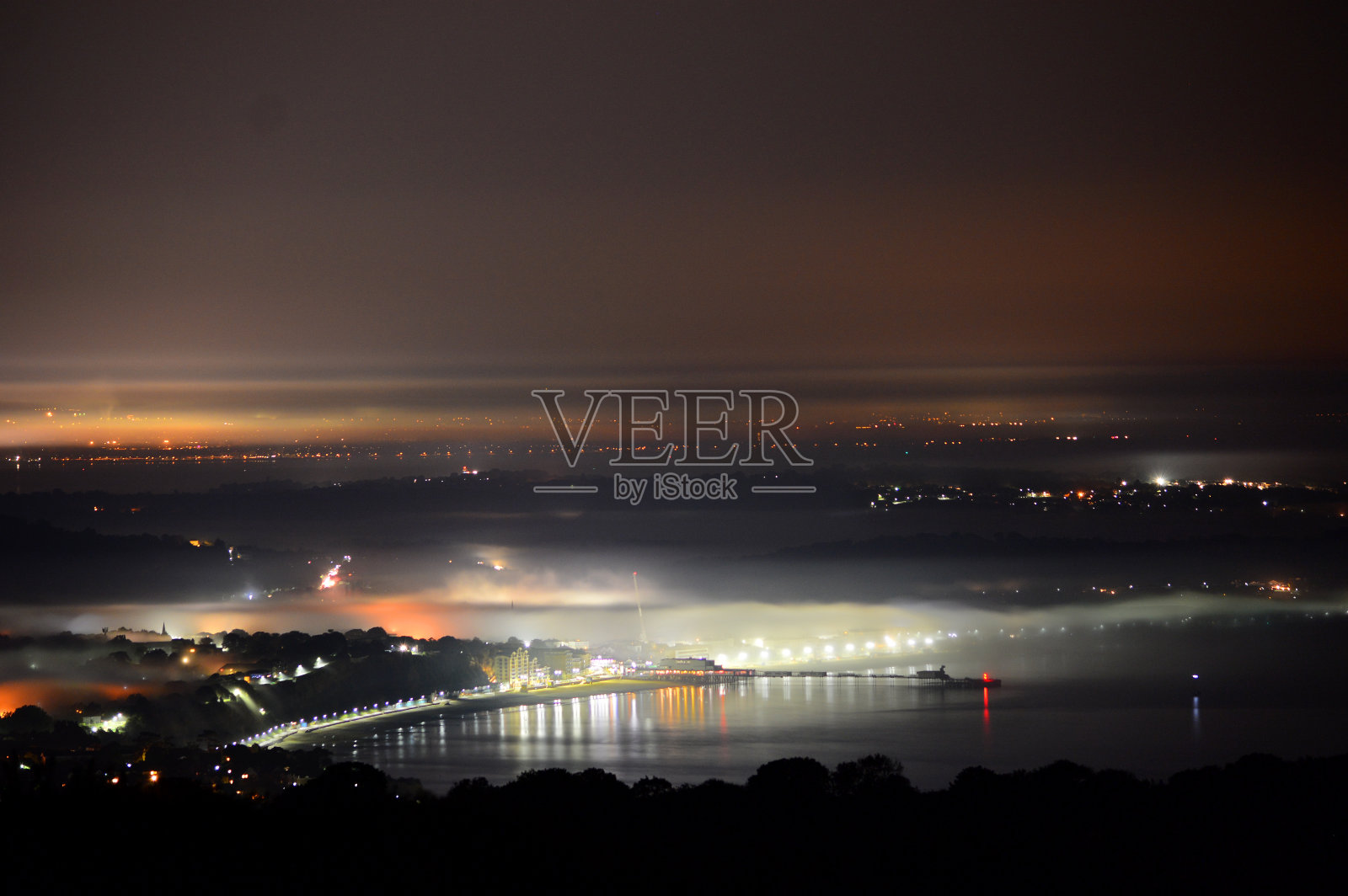 三敦湾和码头，雾堤滚滚而来照片摄影图片