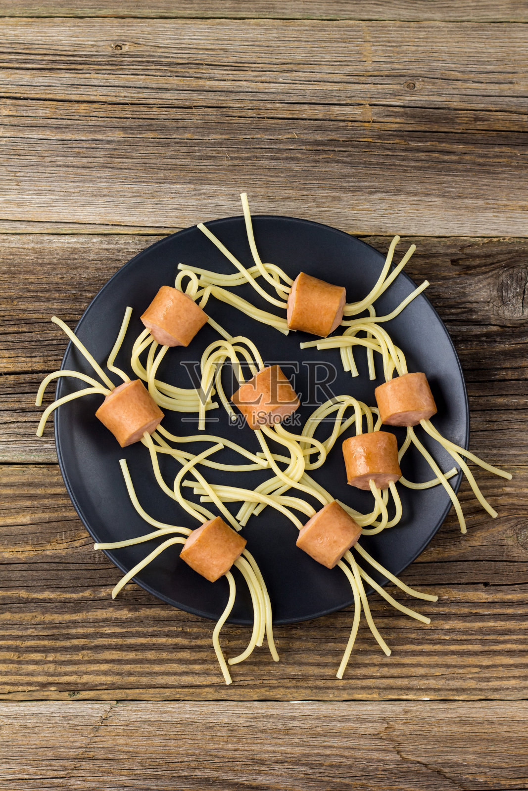 蜘蛛形状的香肠意大利面。万圣节的快乐儿童食物。俯视图照片摄影图片