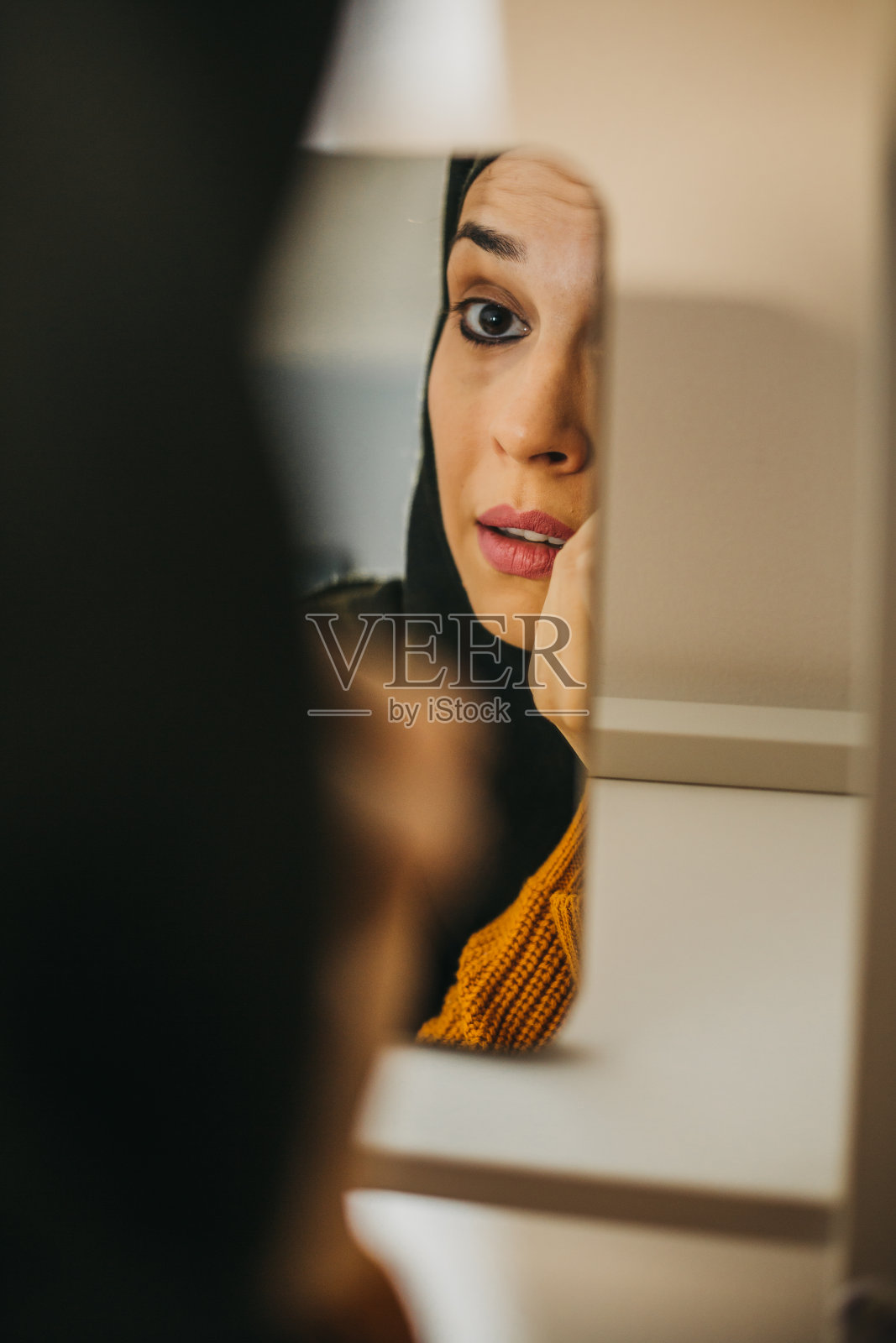 年轻的穆斯林妇女正在化妆照片摄影图片