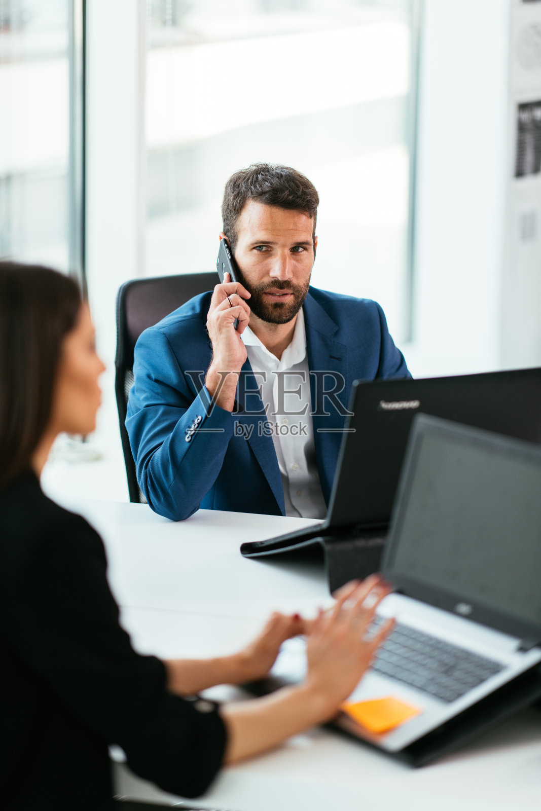 办公室里的同事照片摄影图片