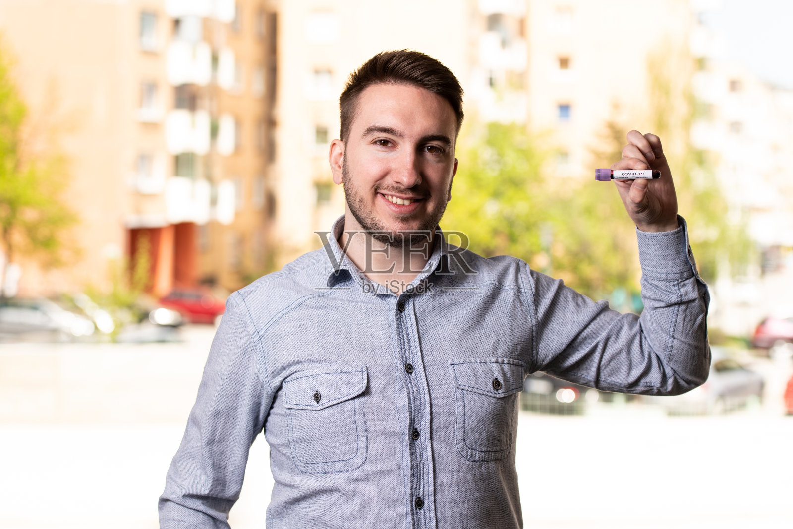 拿着Covid-19血检的年轻人照片摄影图片