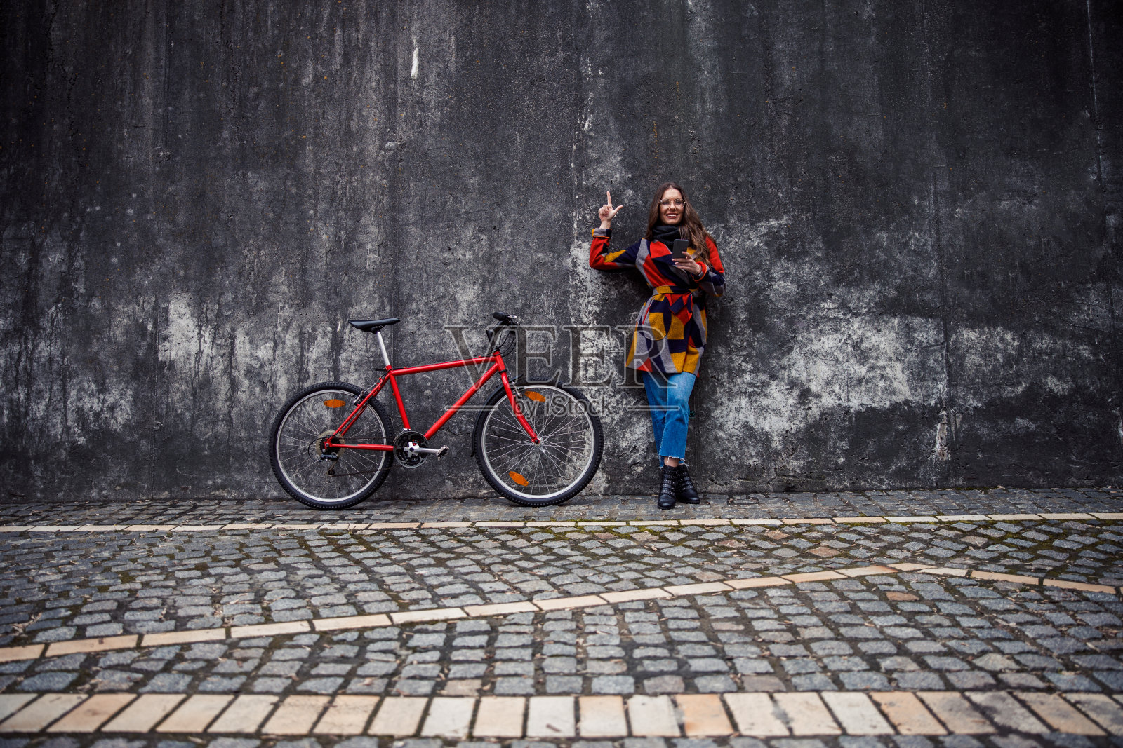 快乐的女人指着她的手指和微笑的股票照片照片摄影图片