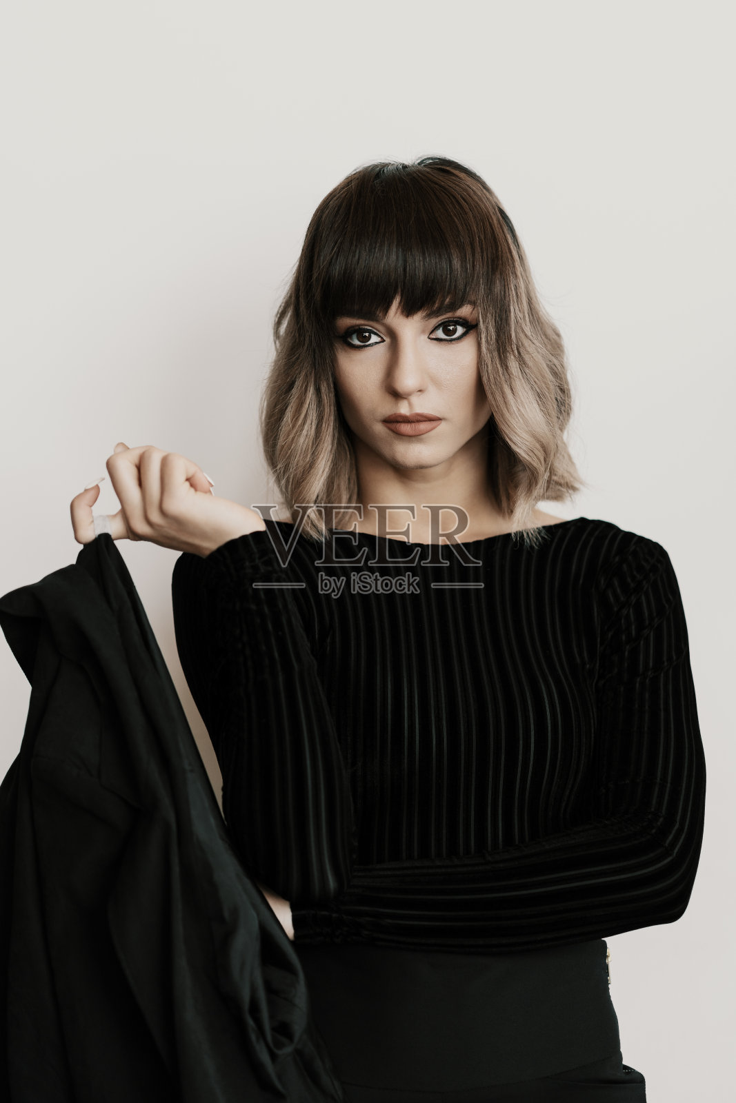 肖像年轻女子与态度在白色背景摆姿势照片摄影图片