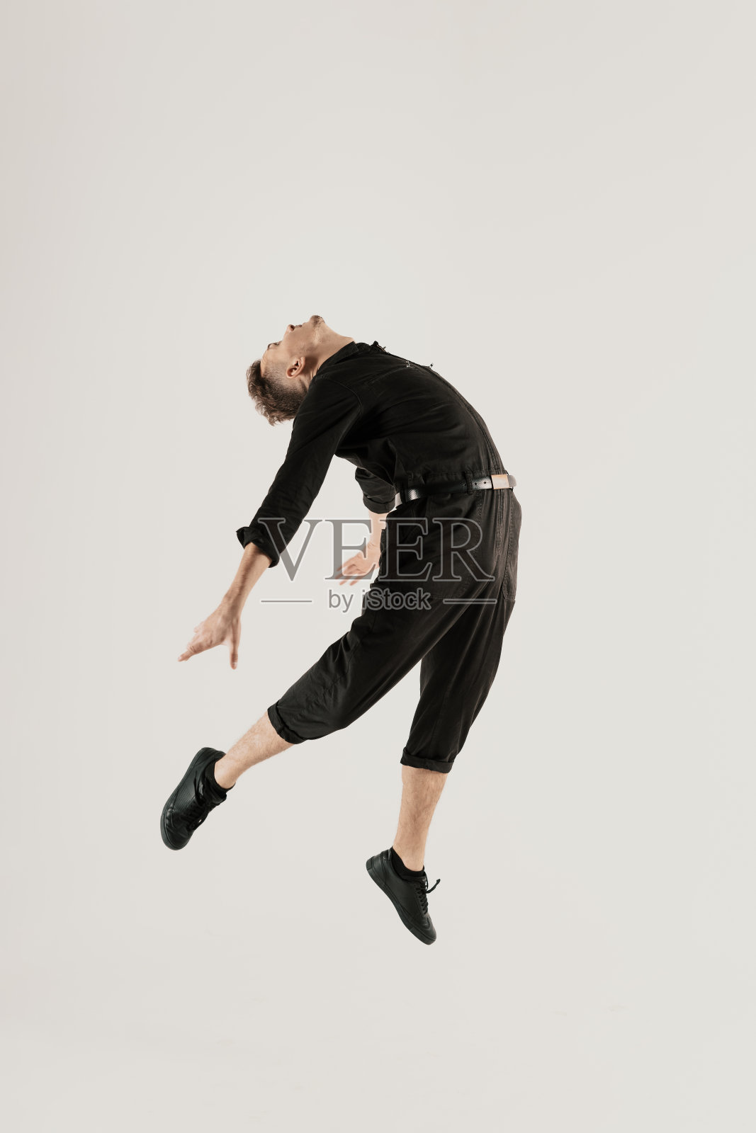 自信的男人在白色背景下跳跃行走照片摄影图片