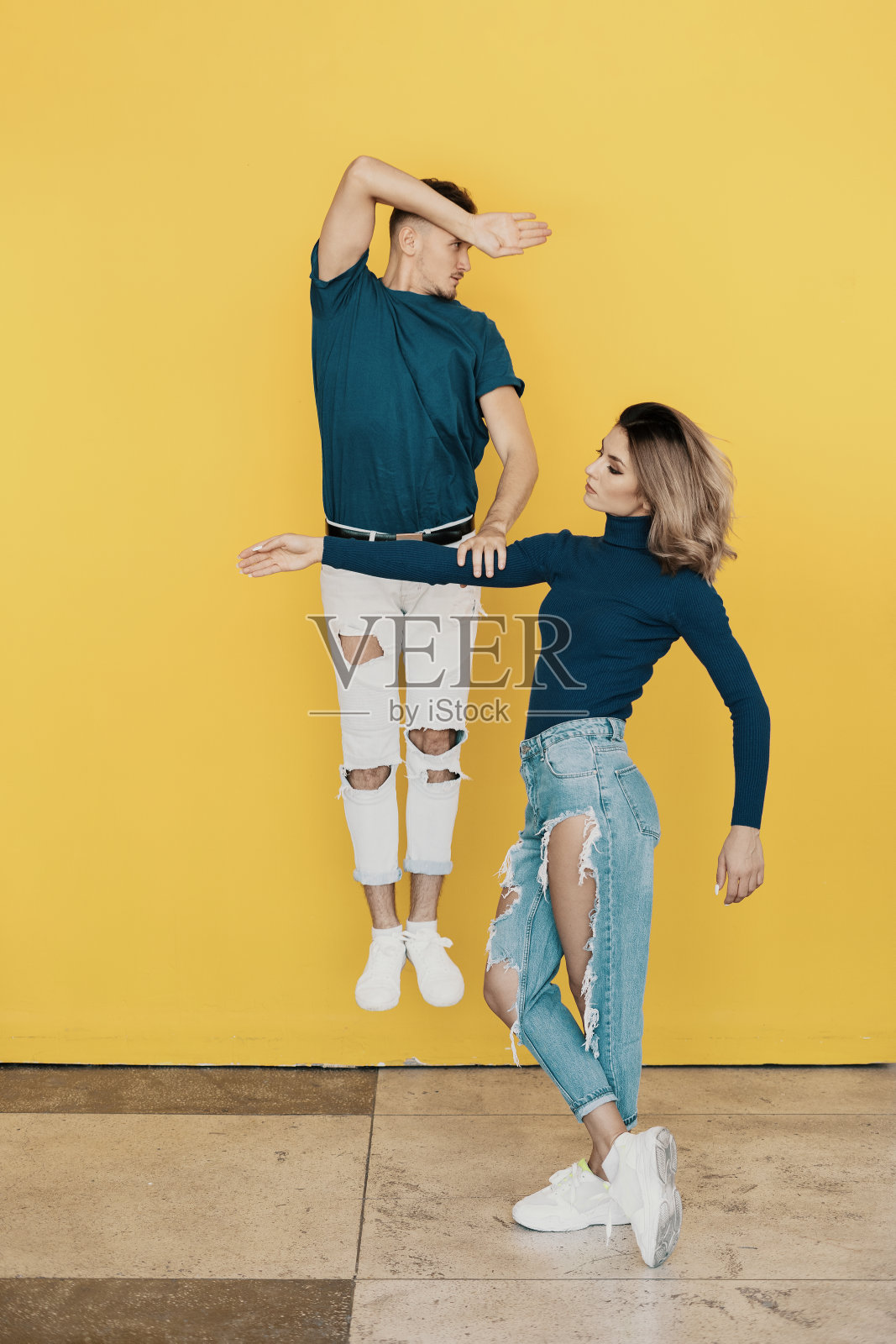 黄色背景上的年轻男女的彩色肖像照片摄影图片