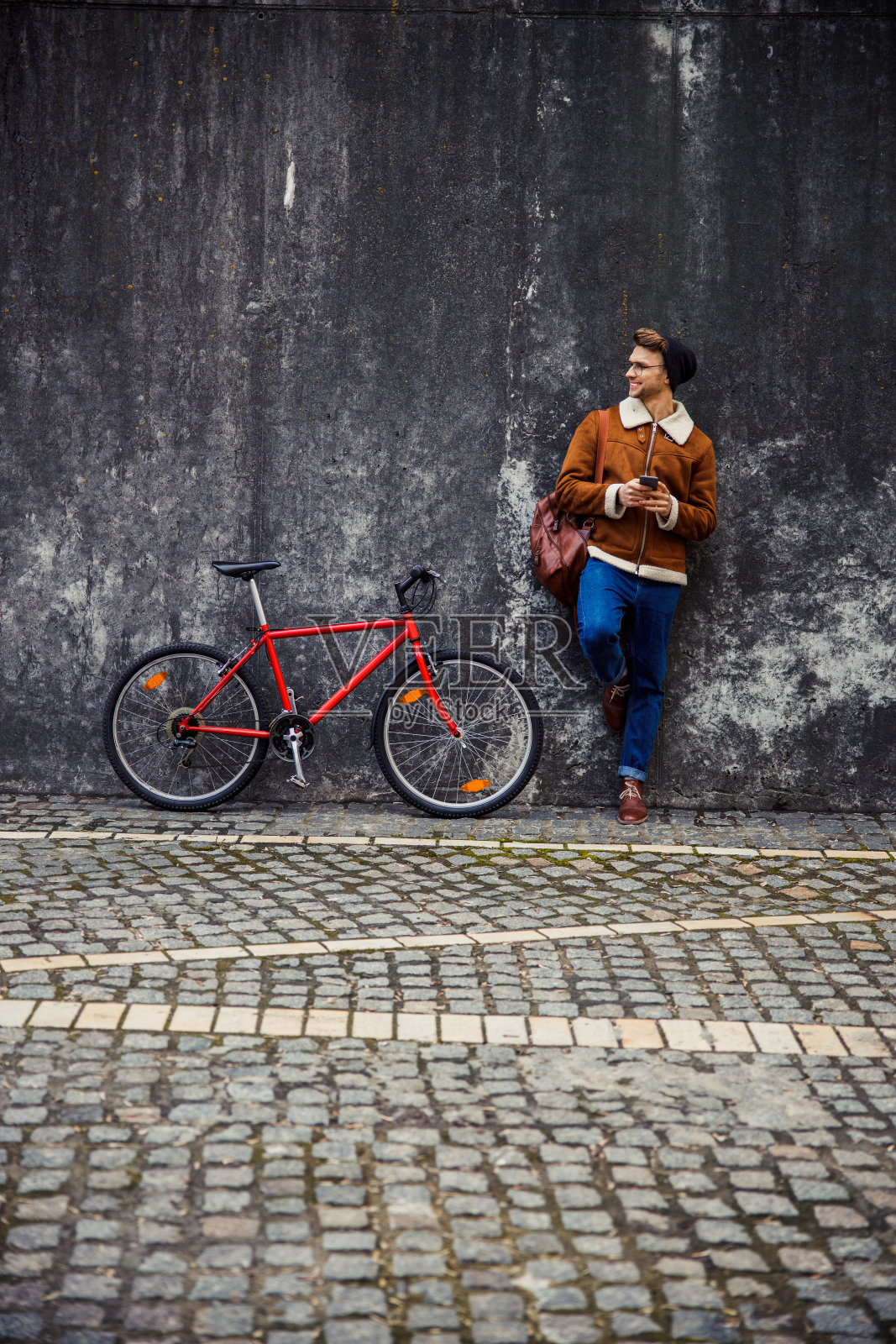 微笑的自行车独自在旧城库存照片照片摄影图片