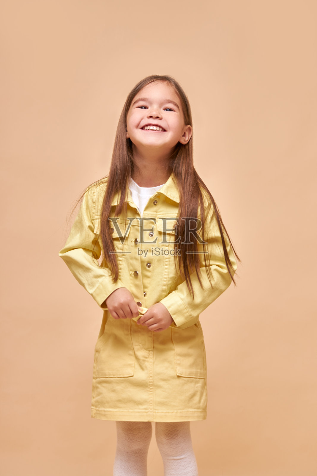 正面的白人小女孩在镜头前摆姿势照片摄影图片