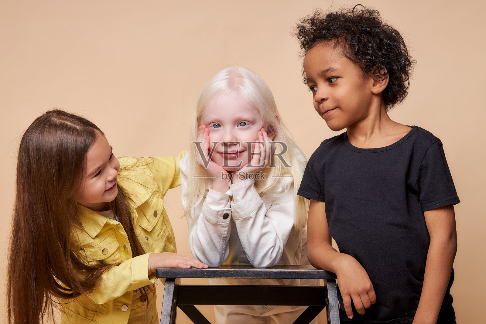 积极开朗快乐的孩子玩得开心照片摄影图片