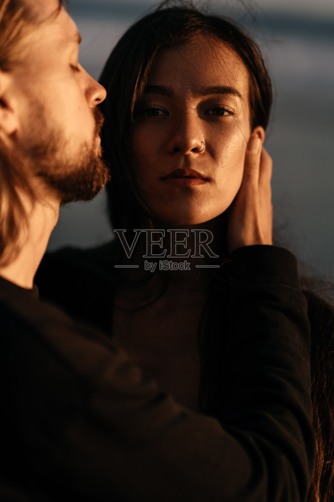 迷人的男人和女人享受浪漫的傍晚日落照片摄影图片