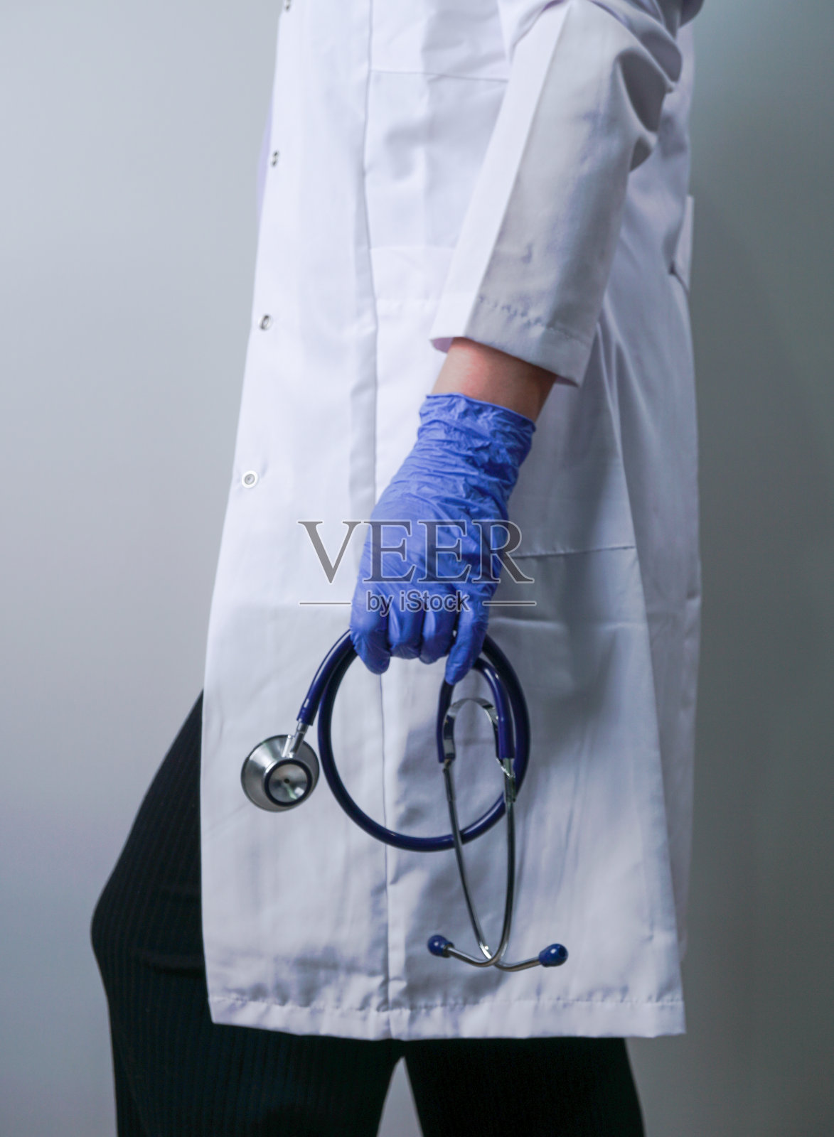 医生手里拿着听诊器照片摄影图片