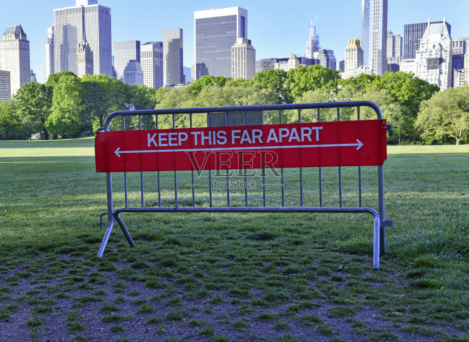 纽约中央公园草地上的社交距离指示标志照片摄影图片