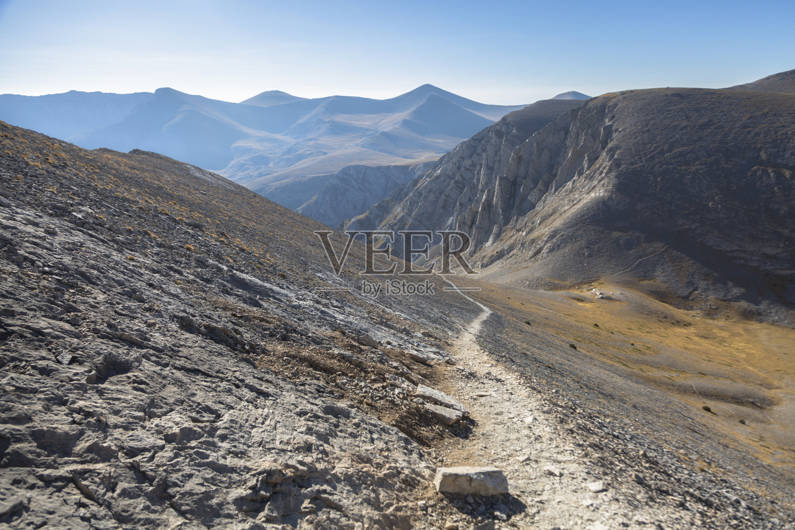 希腊奥林匹斯山中岩石嶙峋的孤独小径照片摄影图片