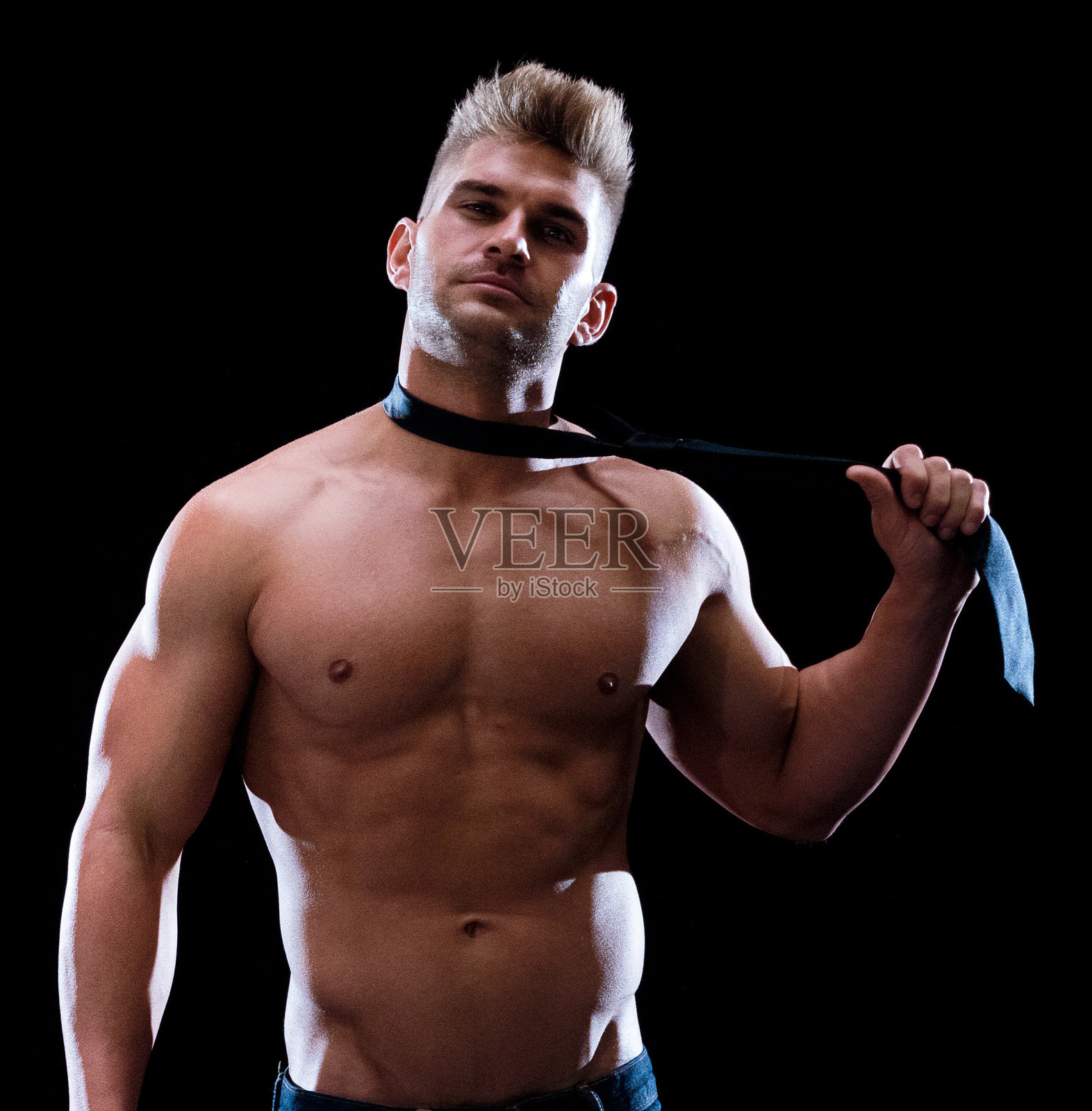 白人男性潮人站在前面的黑色背景戴着领带照片摄影图片