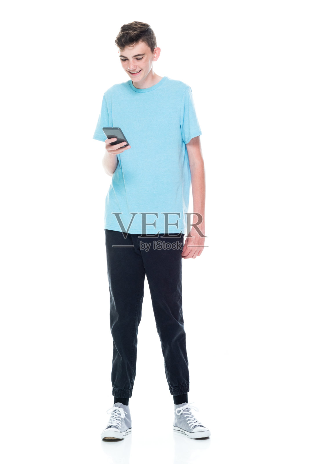 白人男性站在白色背景下使用智能手机照片摄影图片