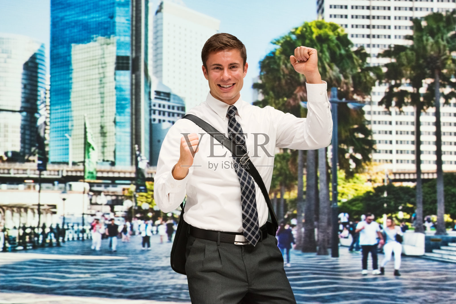 白人男性商务人士，穿着衬衫，拿着包照片摄影图片