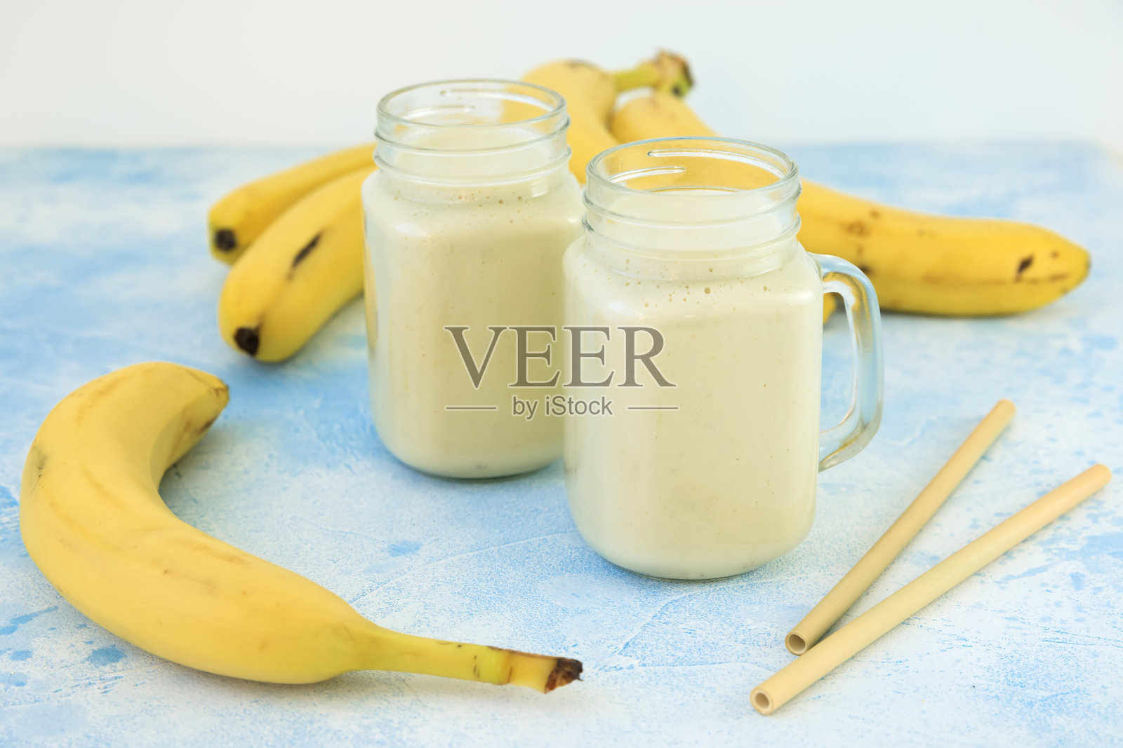 健康的酸奶或香蕉奶昔，素食，饮食和健康的概念照片摄影图片