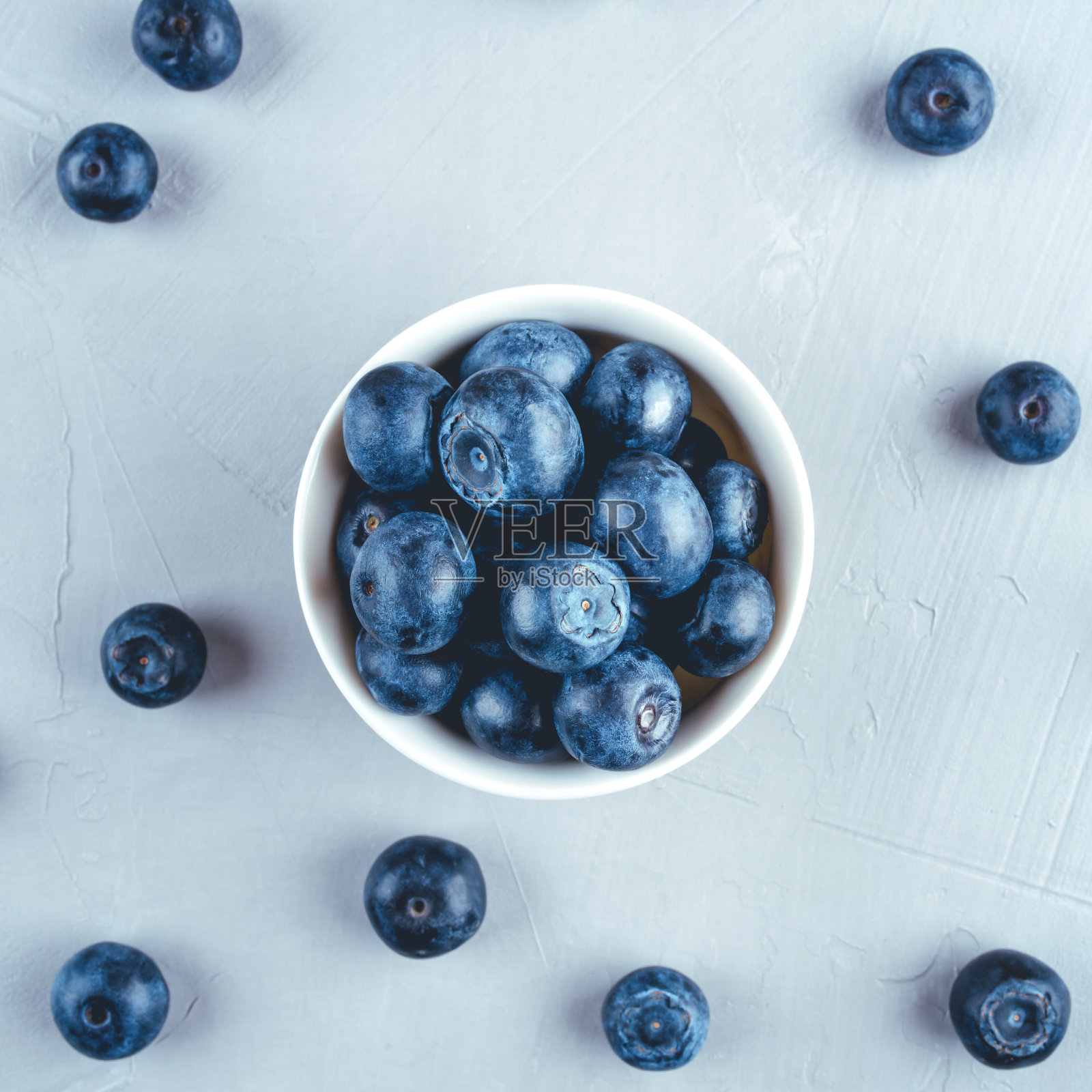 新鲜的蓝莓放在一个白色的碗里。照片摄影图片