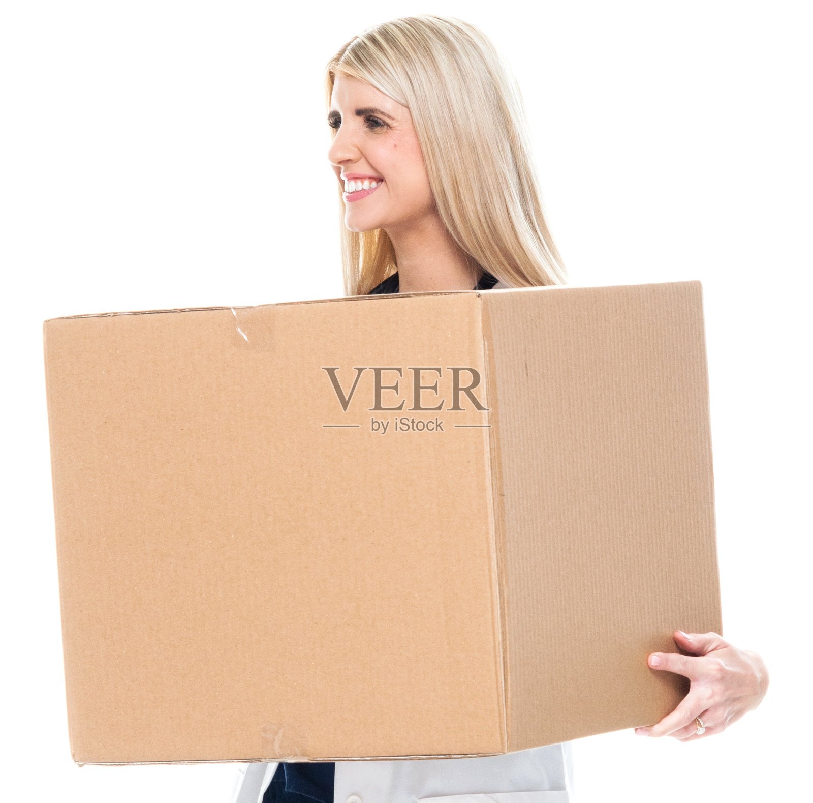 白种人年轻女医生身穿白大褂，手持纸板站在白色背景前照片摄影图片