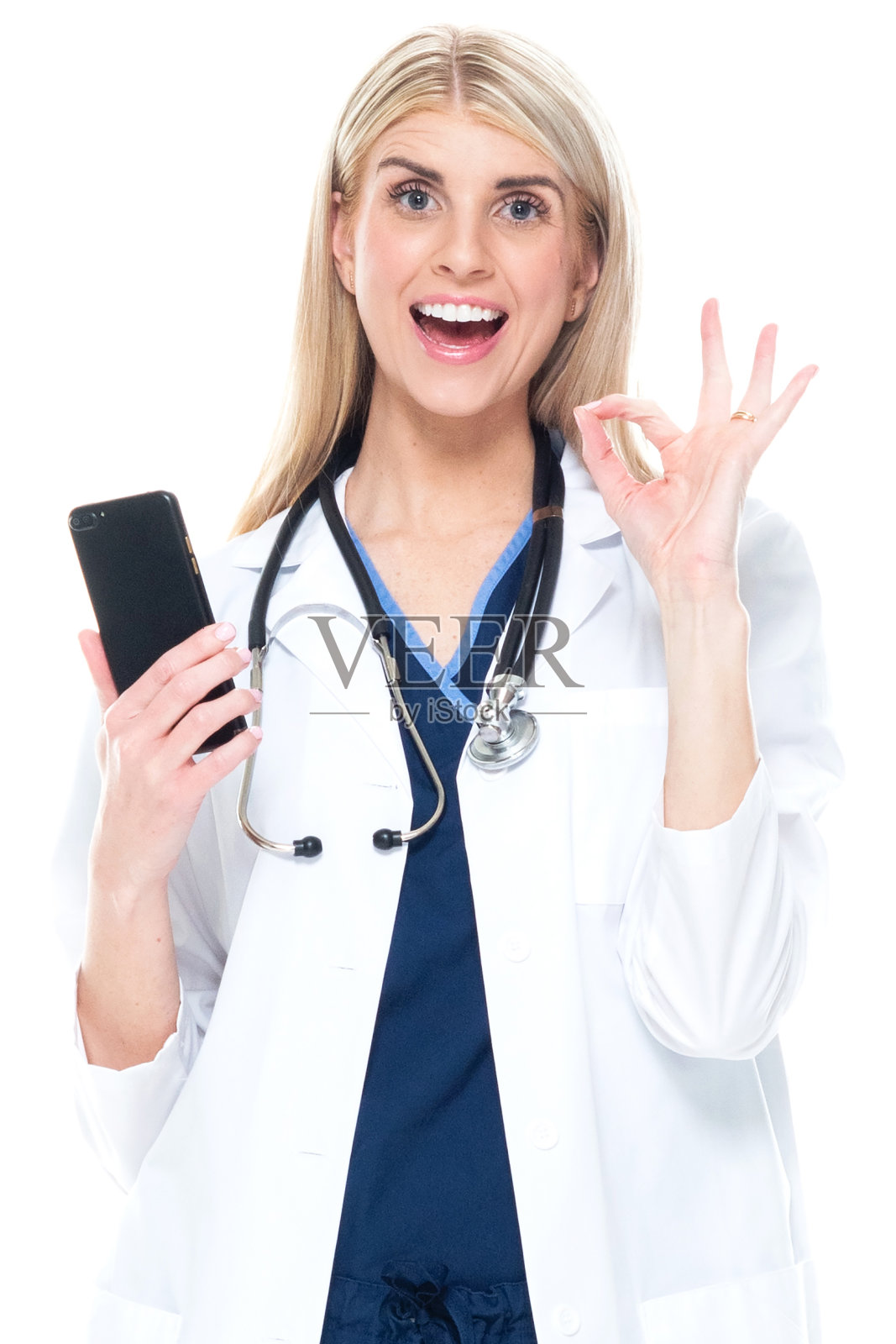 白人女医生穿着白大褂站在白色背景前使用手机照片摄影图片