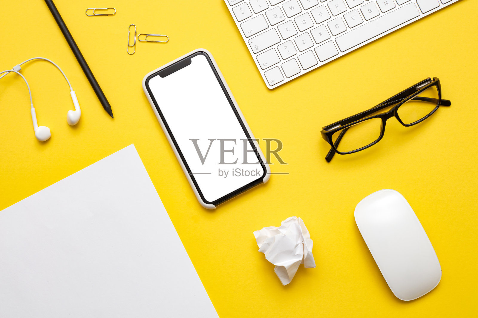 白色屏幕上的彩色背景智能手机的模型。平躺，俯视图的办公桌库存照片照片摄影图片