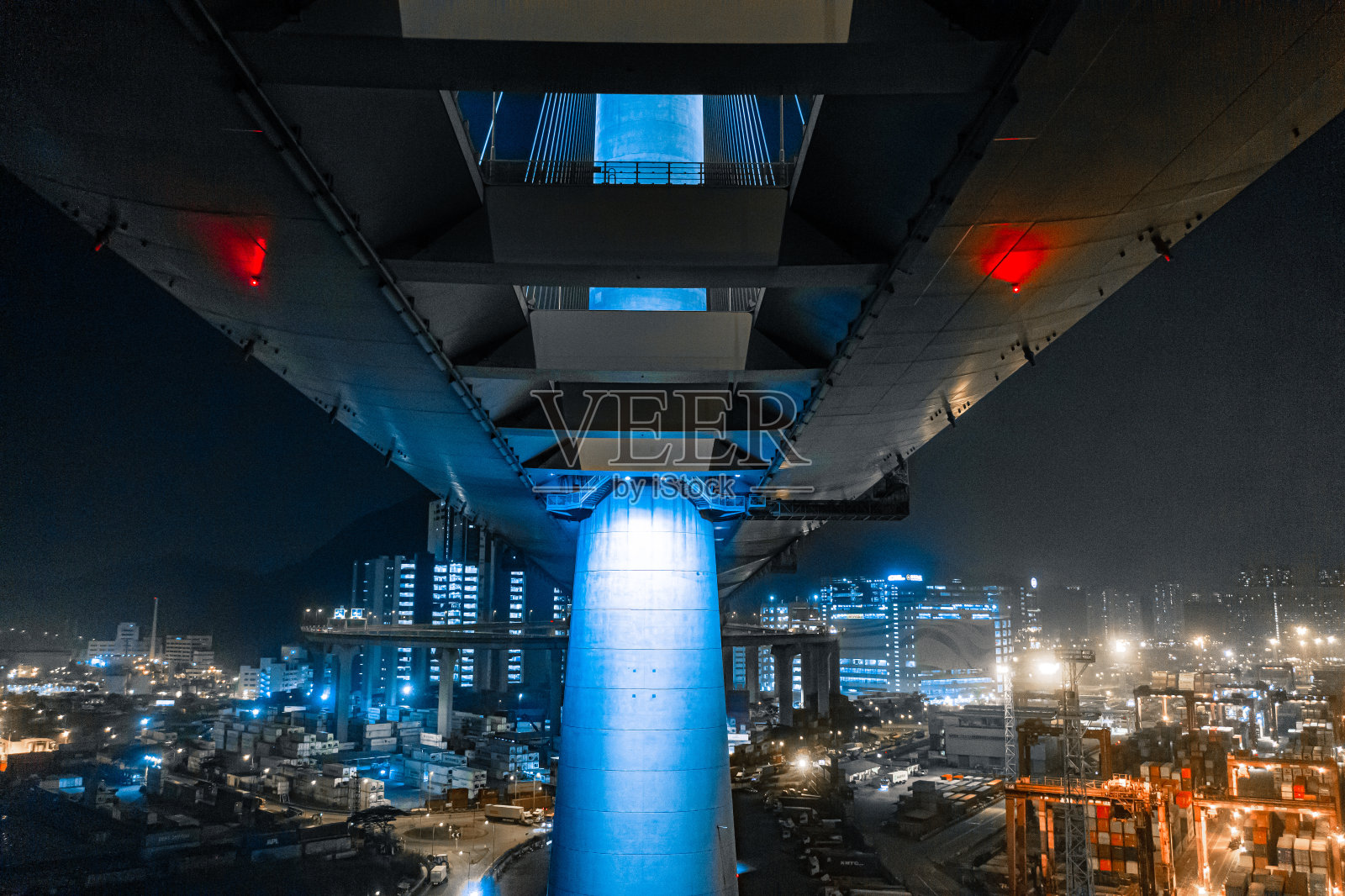 晚上的嘉格港和高速公路，香港照片摄影图片