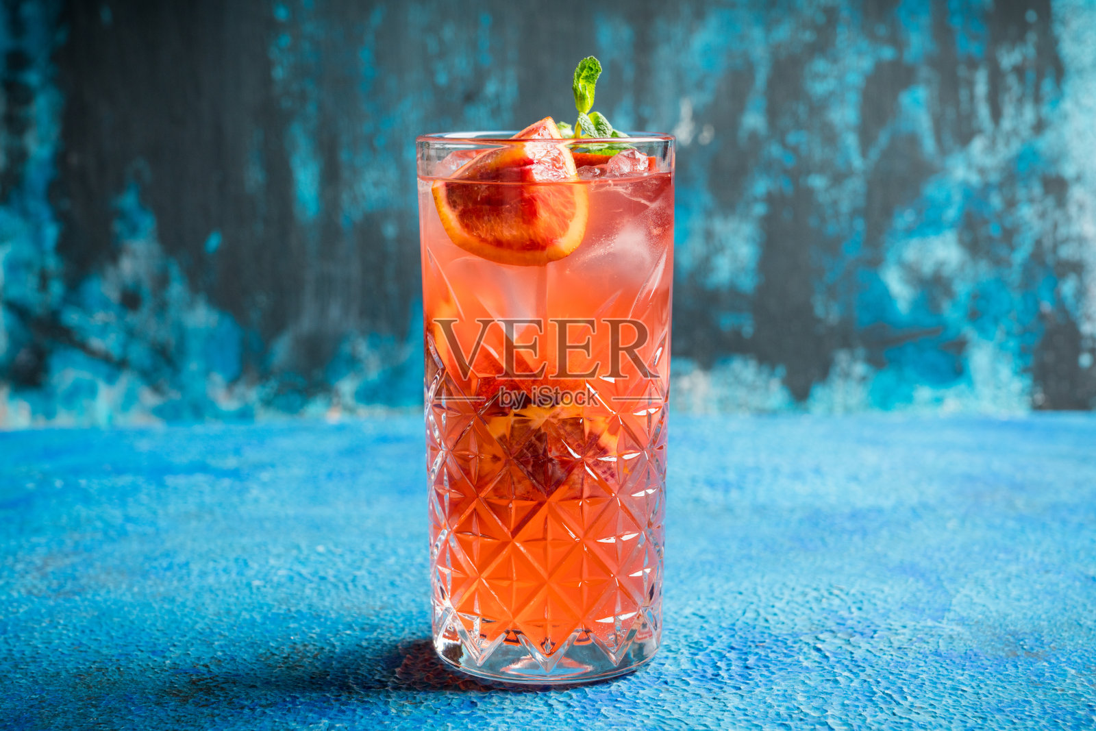 红色鸡尾酒与血橙和百里香在乡村背景照片摄影图片