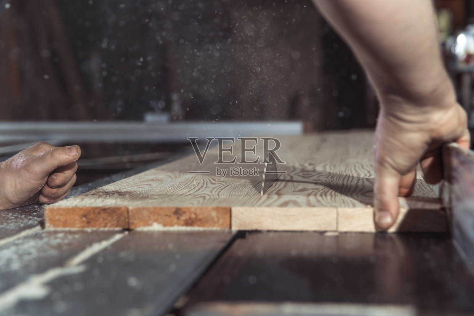 一个人在细木工作坊里用圆锯砍柴照片摄影图片