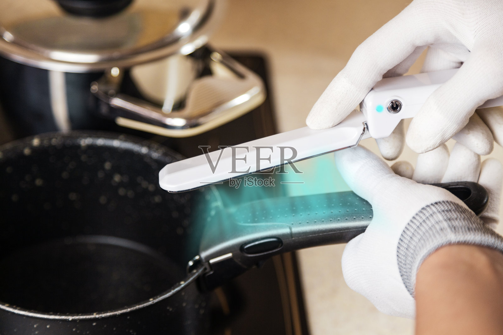 消毒锅柄采用消毒装置，预防病毒感染，各种病原体，便携式紫外线消毒及其在行动中的应用照片摄影图片