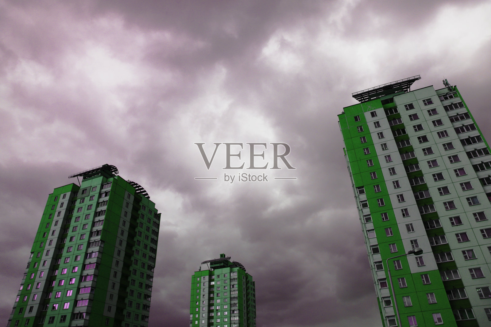 在阴沉的暴风雨天空背景下的房屋。危机和问题的概念。照片摄影图片