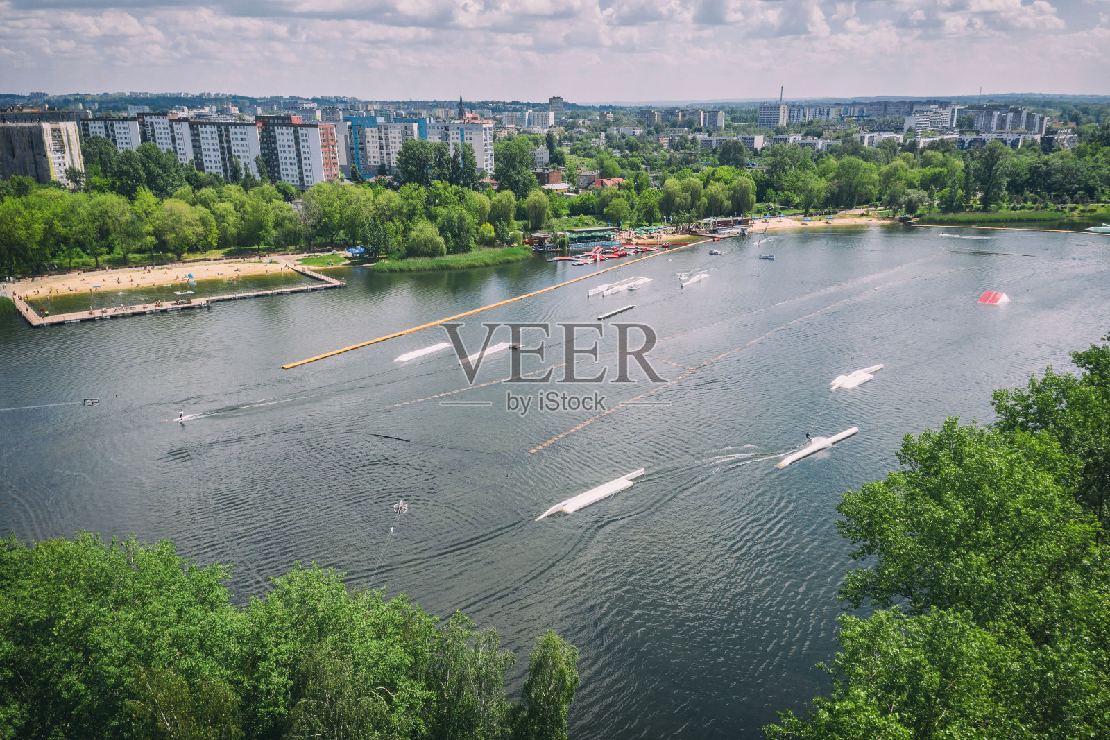 水上缆车公园的水上滑板在城市无人机拍摄的照片照片摄影图片
