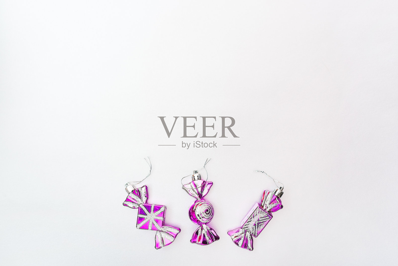 圣诞糖果紫丁香玩具躺在银桌子上，准备用来装饰圣诞树照片摄影图片