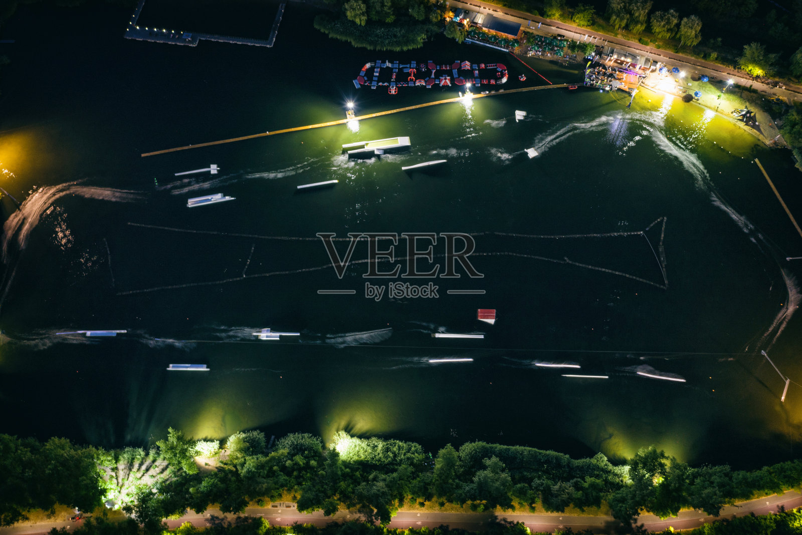 水上缆车公园的水上滑板在城市无人机拍摄的照片照片摄影图片