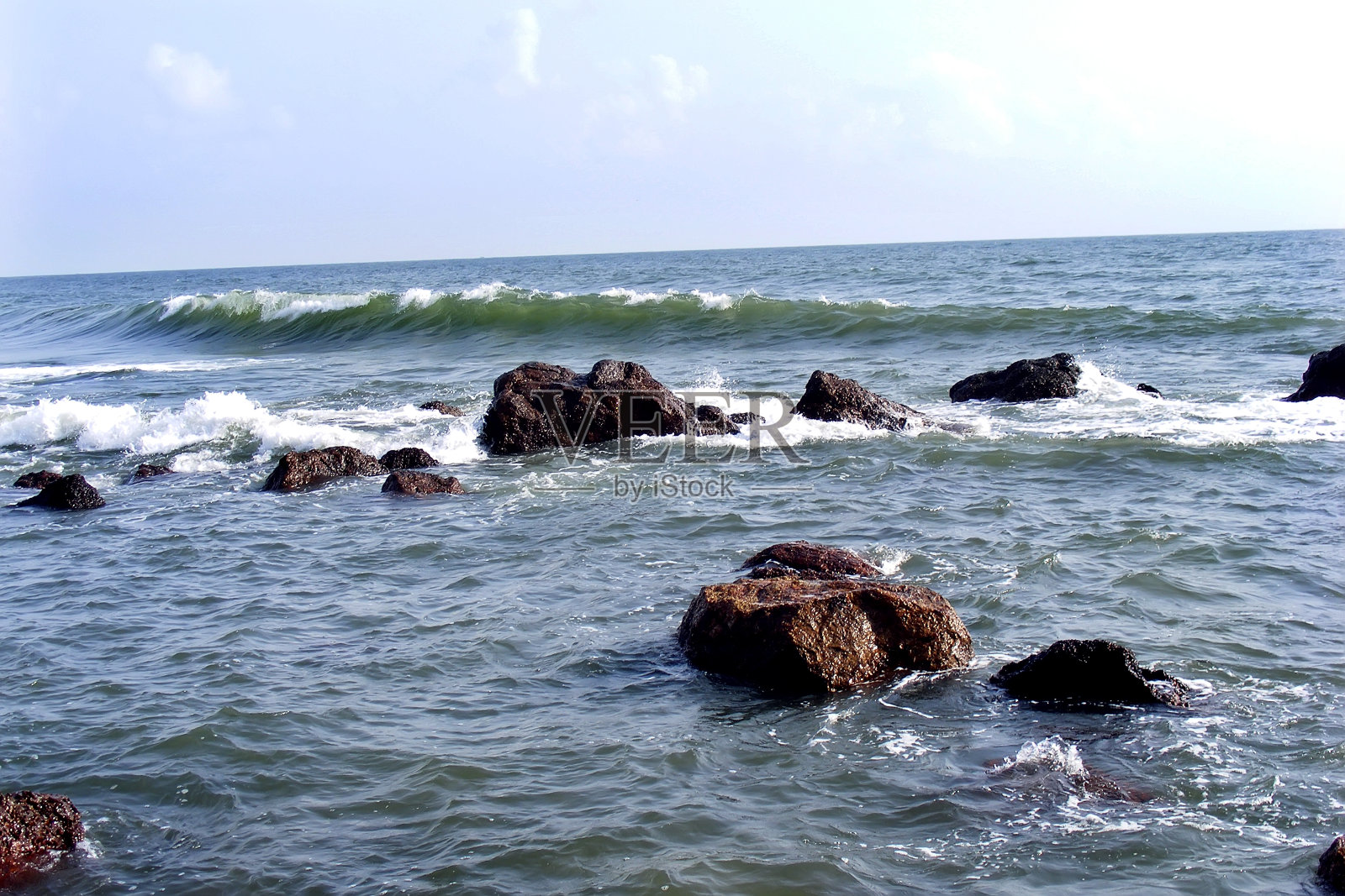 海景，干净的海滩，蓝色的水和天空照片摄影图片