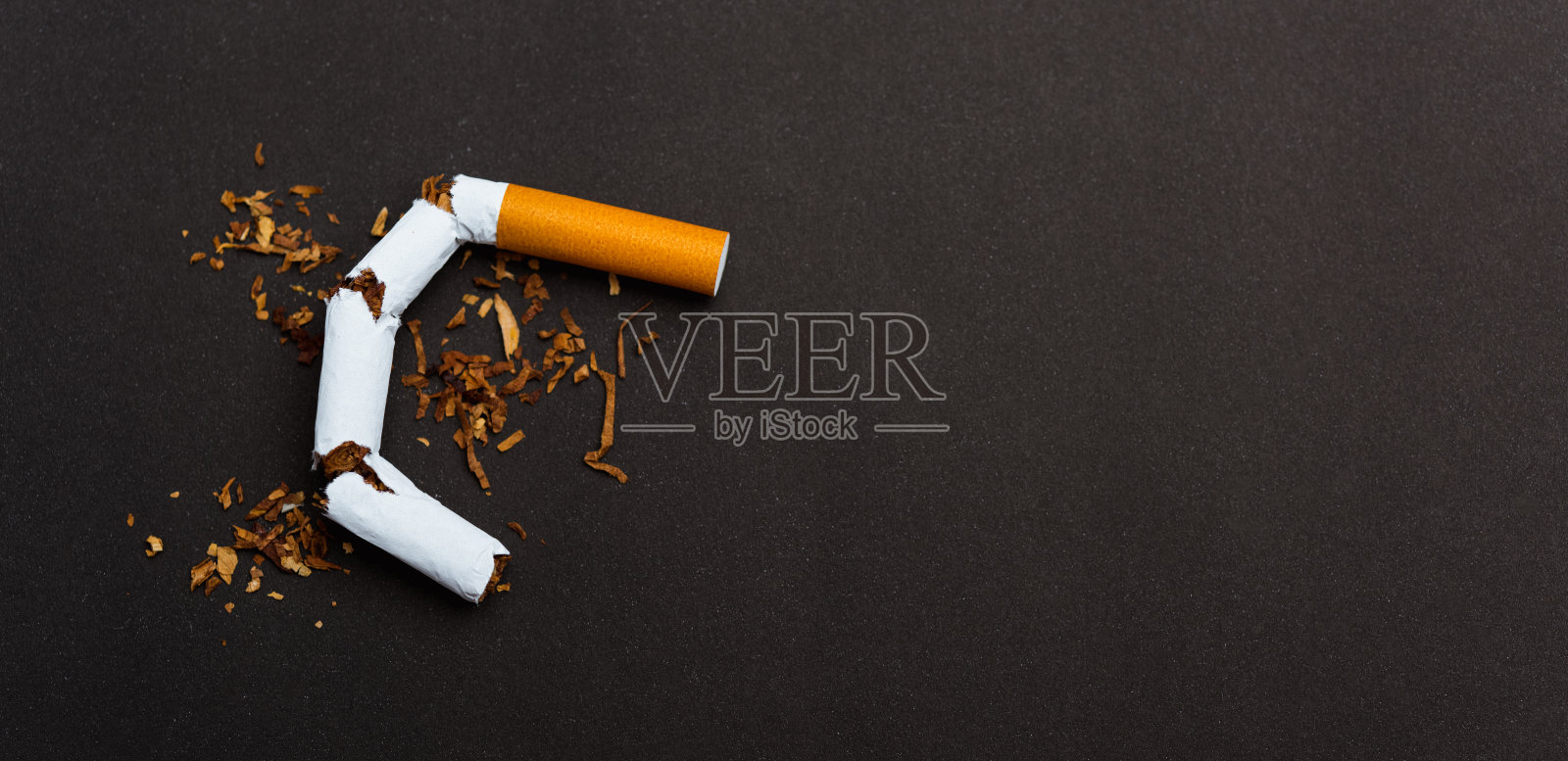 5月31日世界无烟日，禁止吸烟，在黑色背景上用横幅复制空间的碎堆香烟或烟草停止象征，并警告肺部健康的概念照片摄影图片