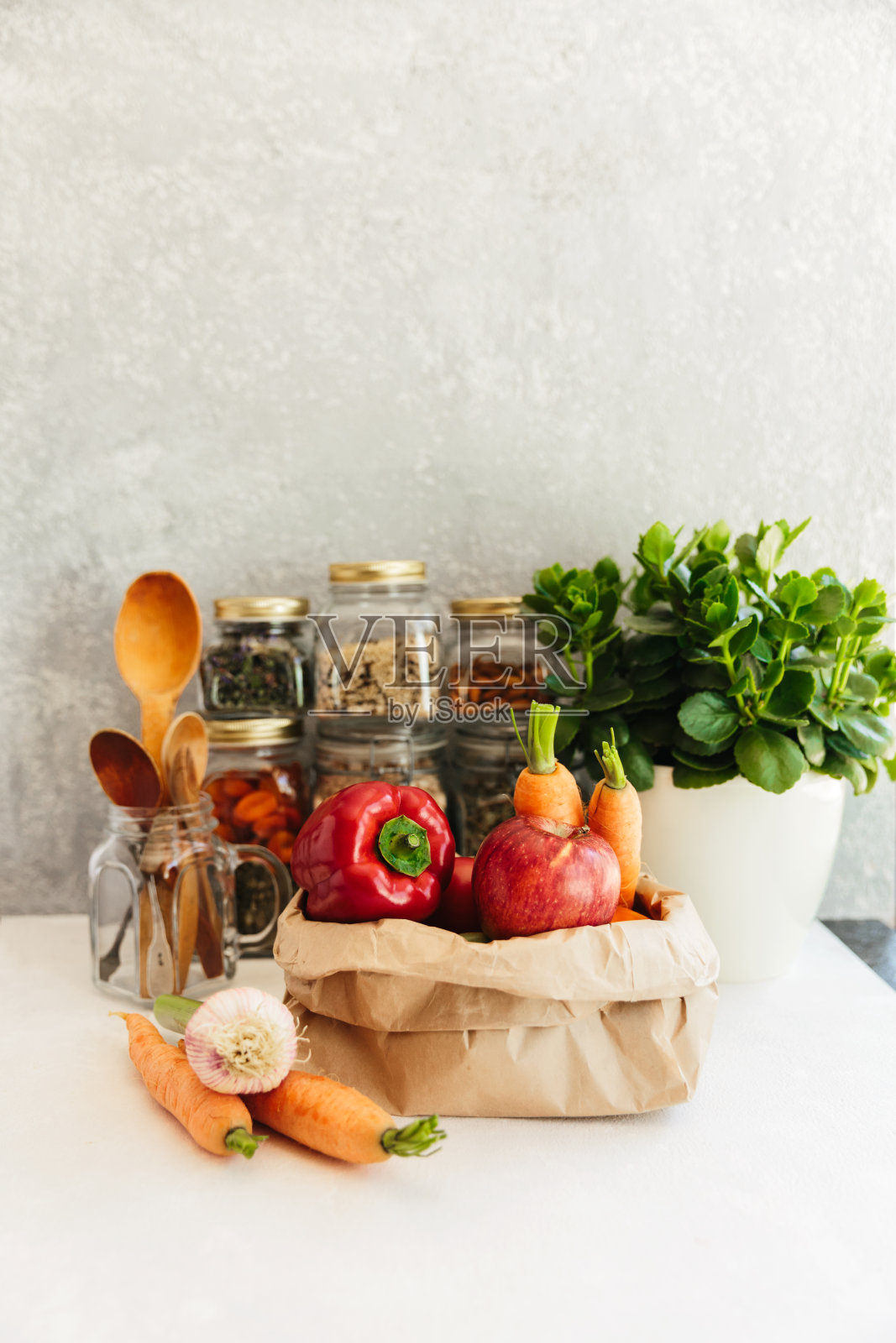 白色背景的水果和蔬菜的纸袋，生态购物，零浪费，素食的概念照片摄影图片