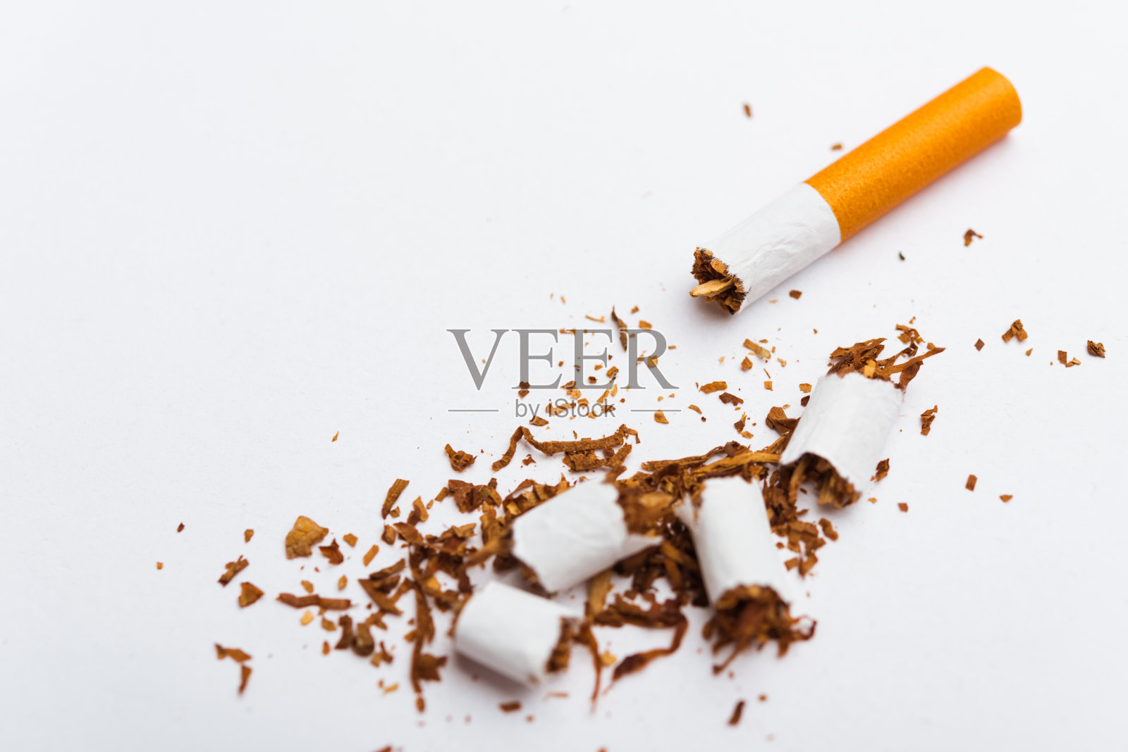 5月31日世界无烟日，禁止吸烟，特写破堆香烟或烟草停止符号在白色背景与复制空间，并警告肺健康概念照片摄影图片