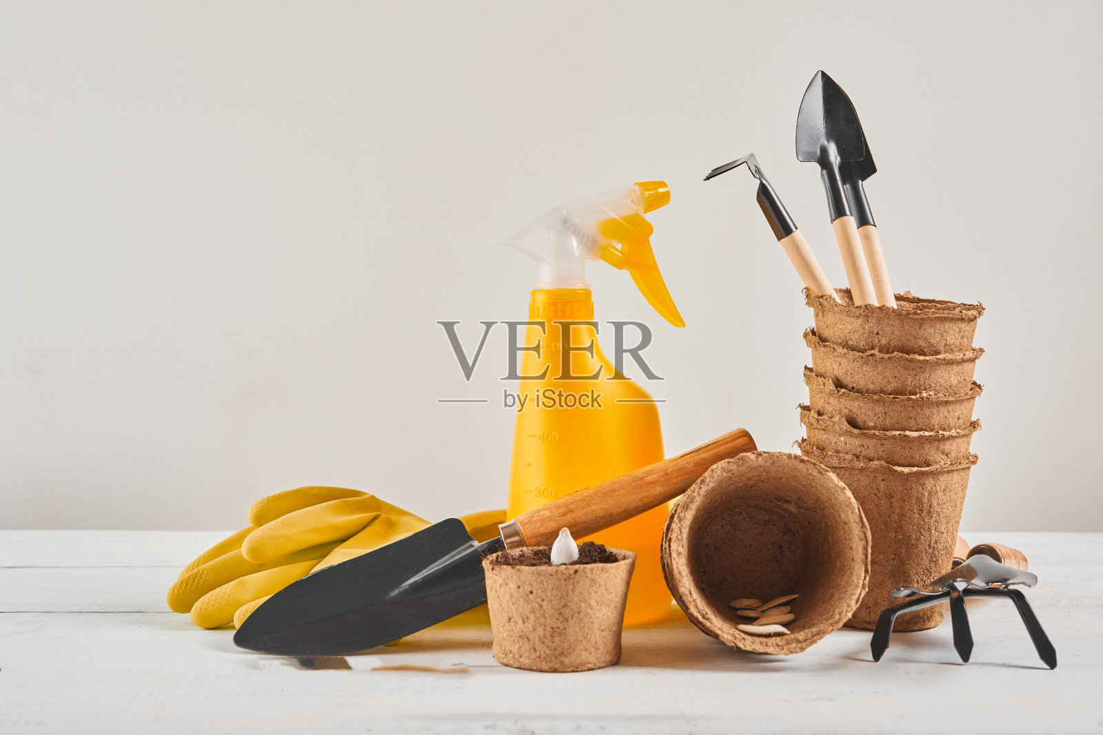 在白色木制背景上的园艺工具和设备。为植物的季节性移植做准备。照片摄影图片