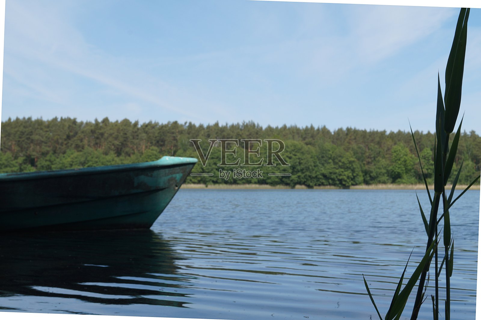 自然湖全景与渔船照片摄影图片