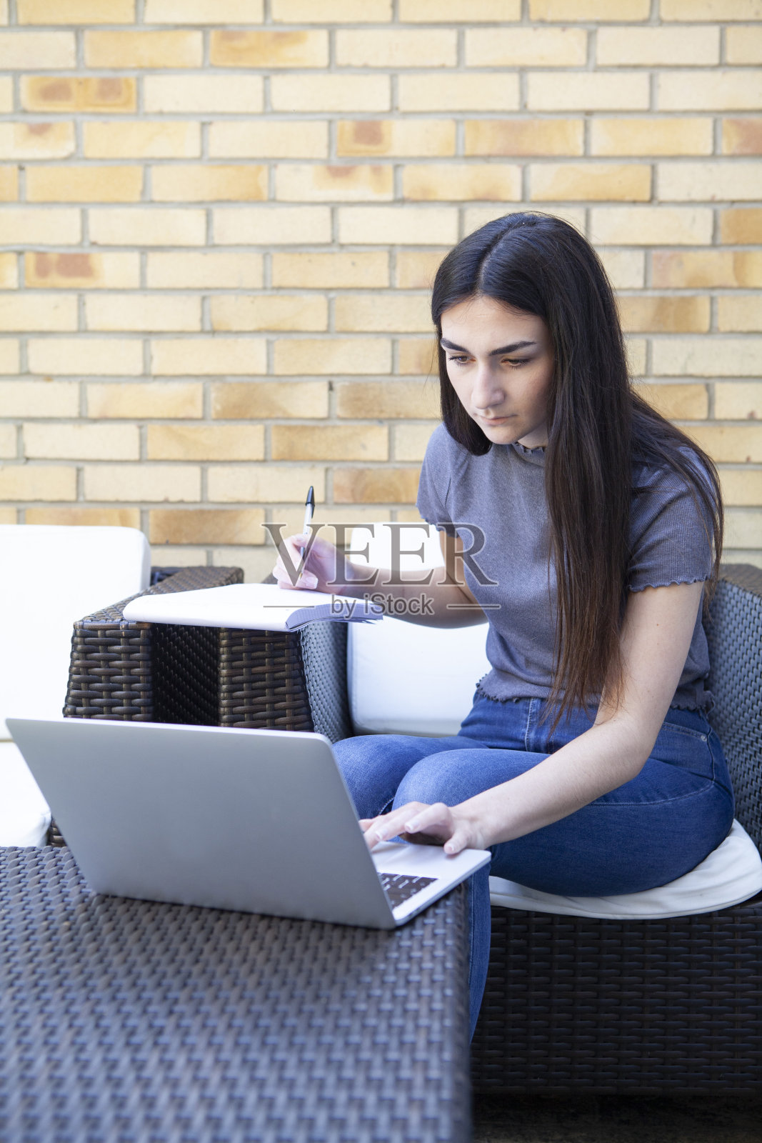 大学生在家学习照片摄影图片