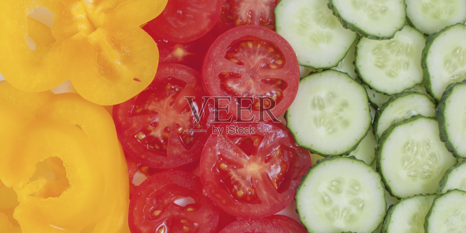 切片西红柿，黄瓜和胡椒背景照片摄影图片