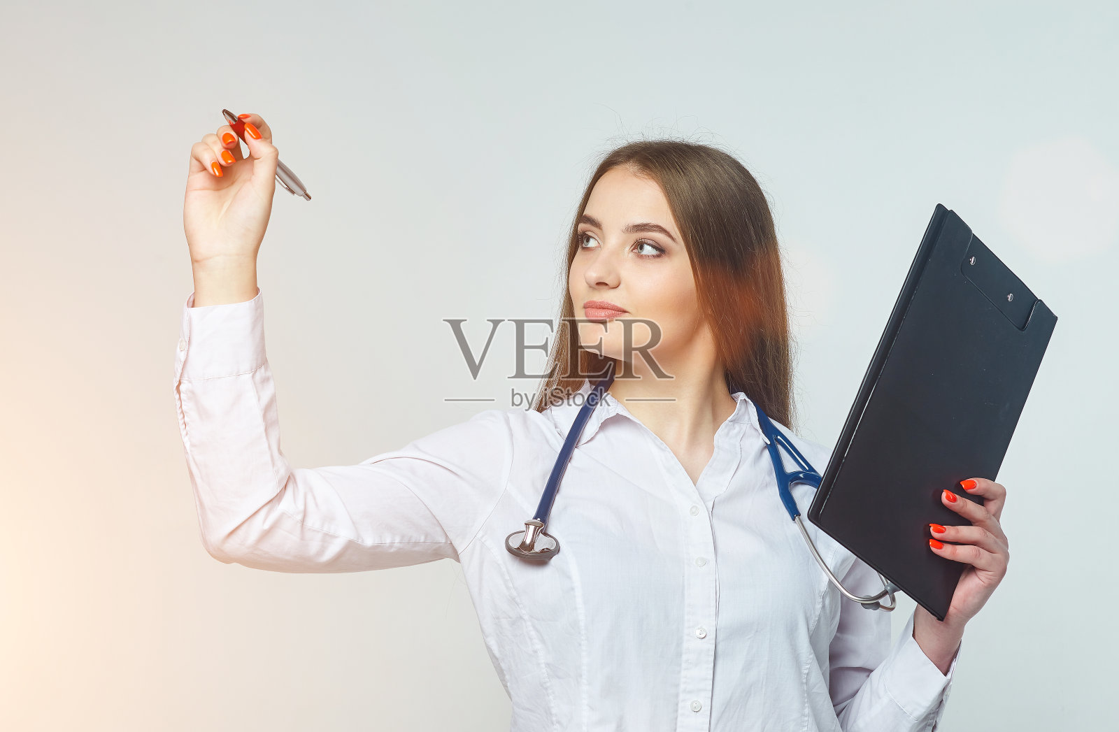 一个医生的肖像与剪贴板和听诊器孤立在一个白色的背景照片摄影图片