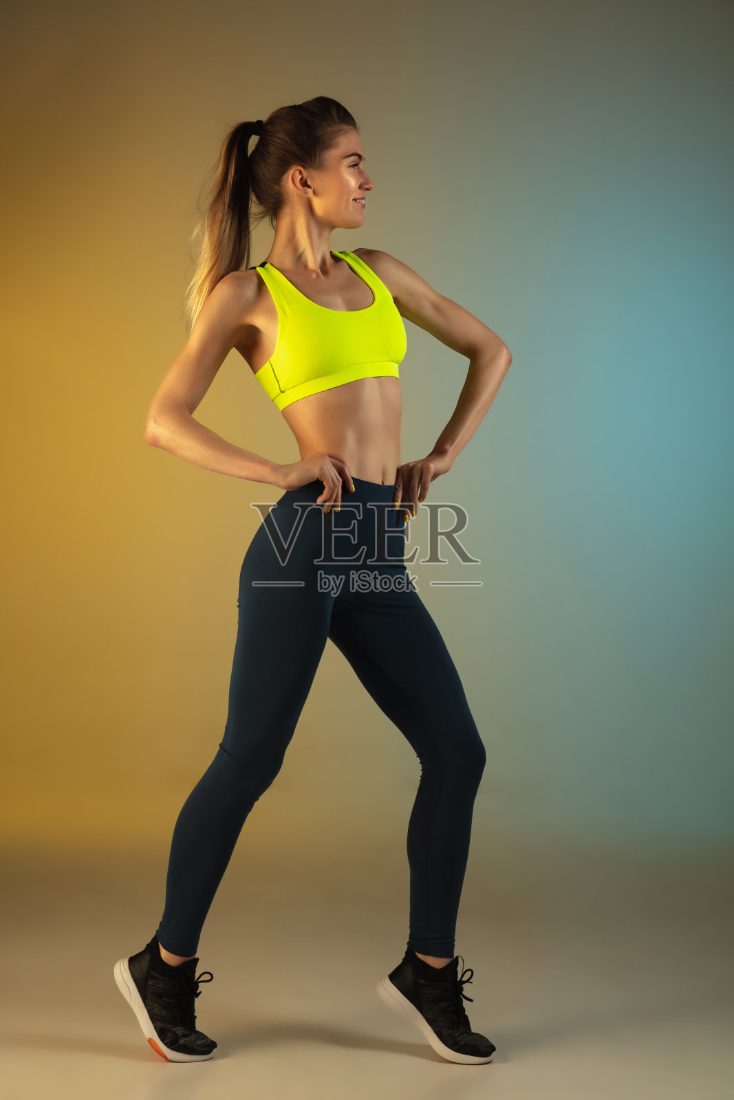 时尚肖像年轻的健康和运动的女人在梯度背景。完美的身材为夏天做好了准备。照片摄影图片