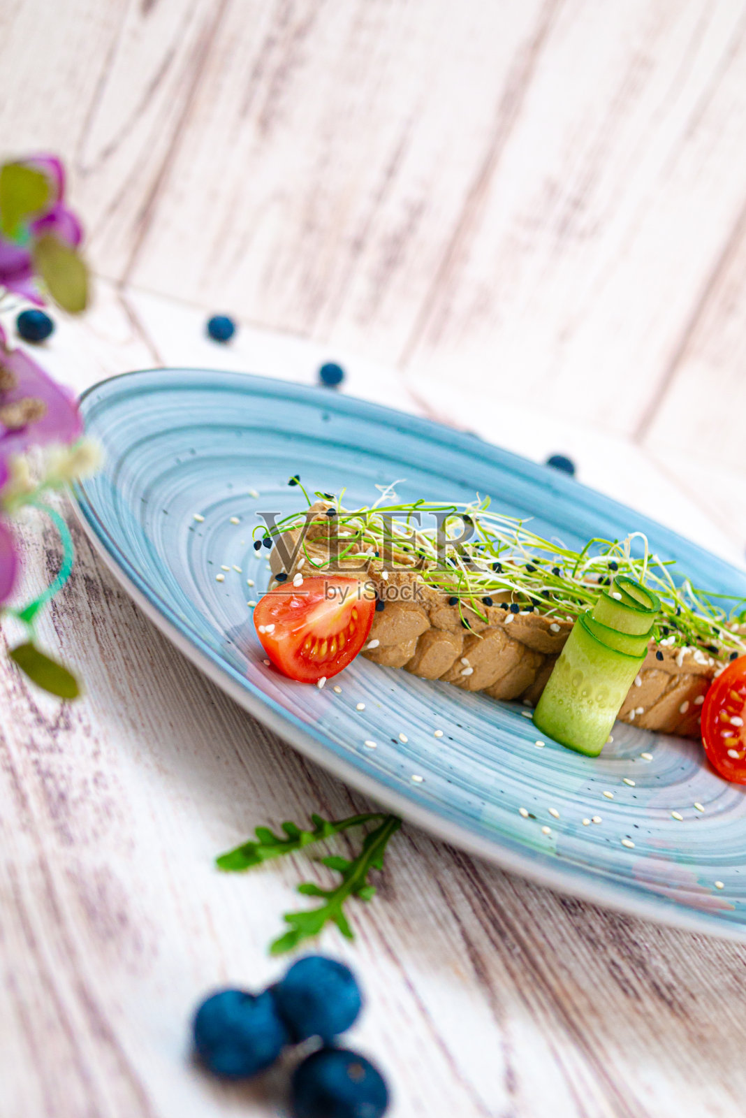 素食豆酱西红柿和香草照片摄影图片